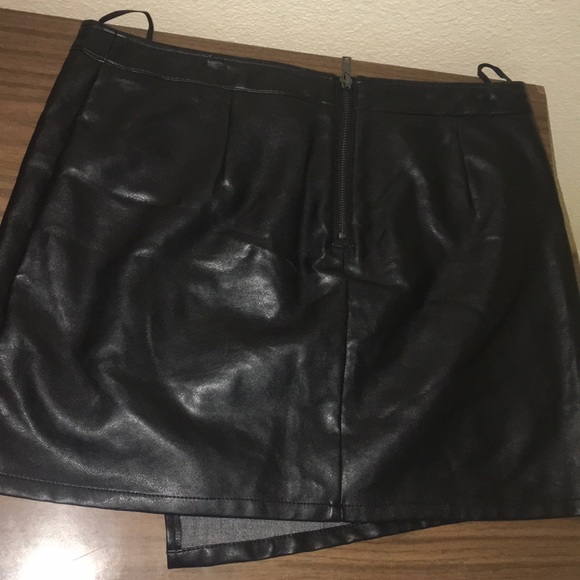 A leather skirt - Picture 3 of 4